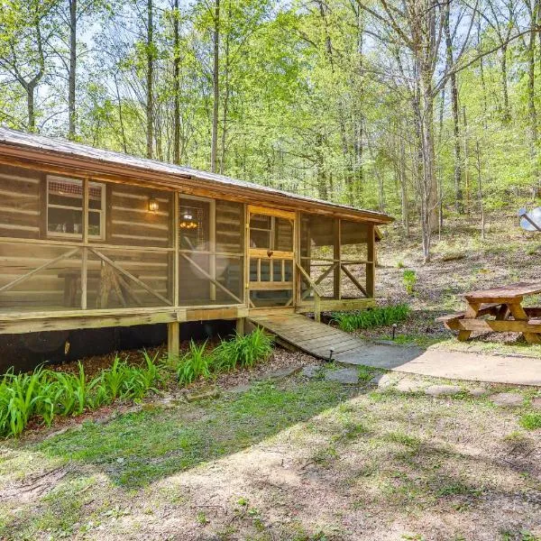 Historic Log Cabin with Porch Near Patoka Lake!, hotel v destinaci Taswell