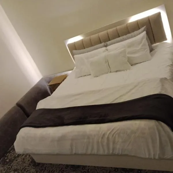 3 Bedroom Apartment, מלון בAz Zaymah