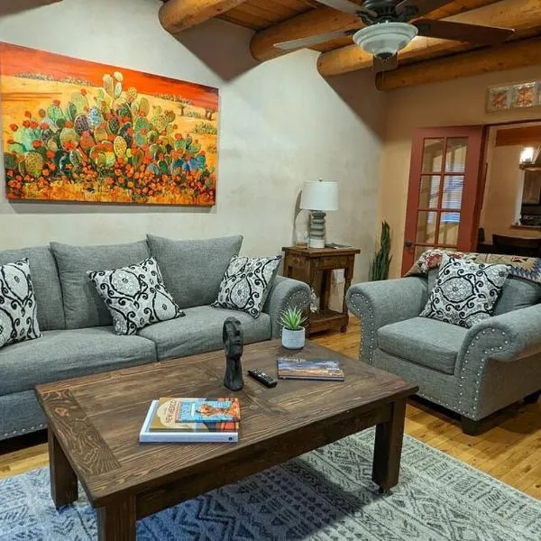 Enchanted Casita with Private Outdoor Hot Tub and Patio, Near Santa Fe Plaza, Sleeps 4 with free parking, khách sạn ở Santa Fe