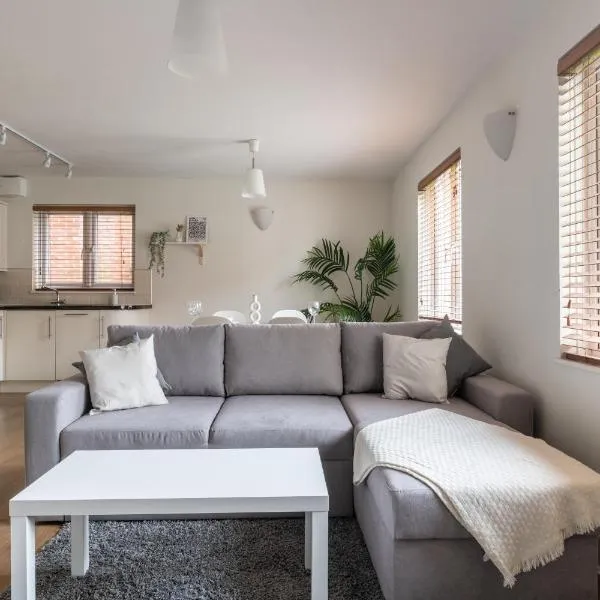 Bright 2BR Apartment - 2 Free Parking Spaces - Near LGW Airport, hotel in Crawley