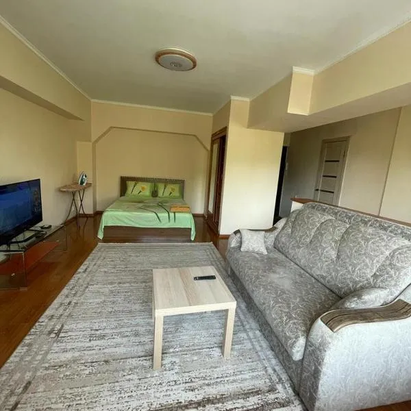 Квартира, hotel in Alma-Ata