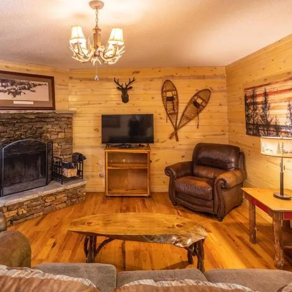 Pet friendly Luxury Cabin near Helen with fire pit, hotel a Cleveland