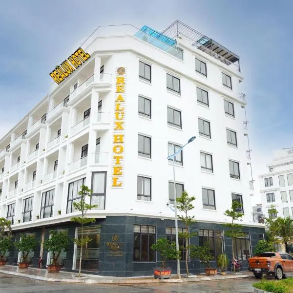 Realux Hotel, hótel í Sầm Sơn