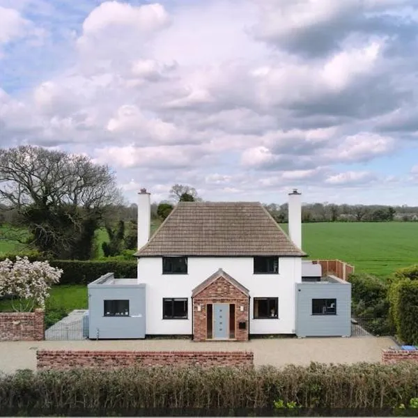 Covehithe House-Coastal luxury- sleeps 12-with huge swimspa!, hotel in Wrentham
