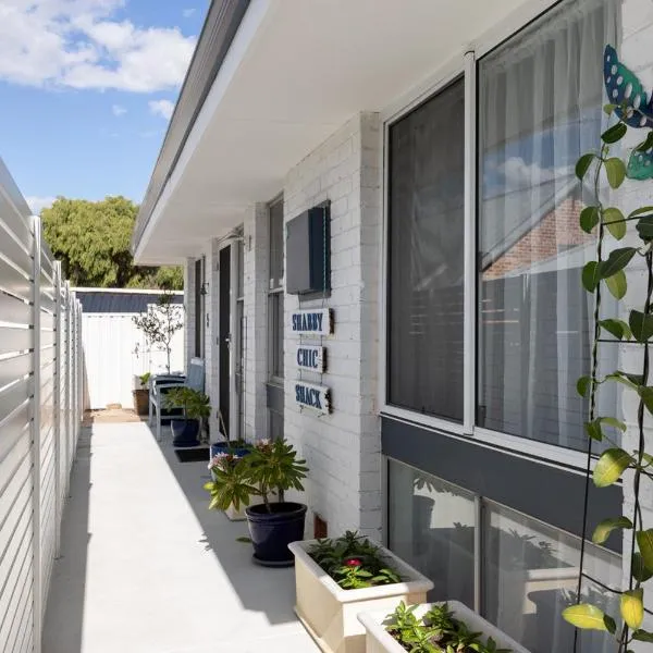 Shabby Chic Shack - 2 bedroom Beach Cottage, hotel in Yanchep