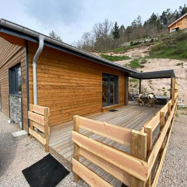 Les Chalets des Capucines & Jacuzzi privatif, hôtel à Rochesson