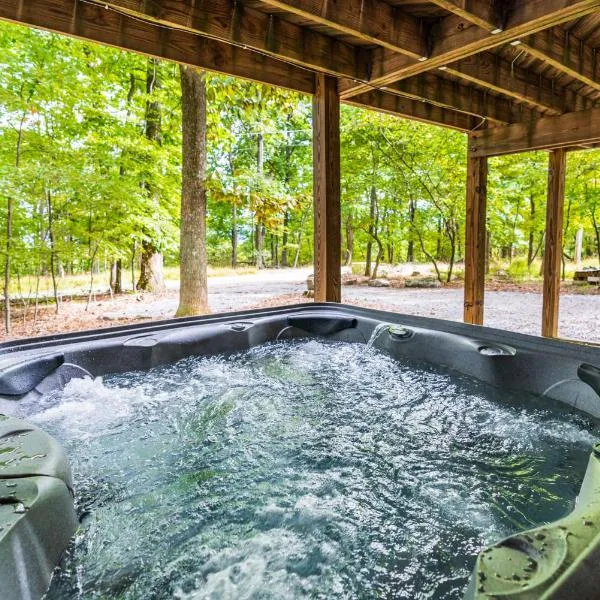 Modern w Fire Pit Deck, Grill & Hot Tub, hotel in Berkeley Springs