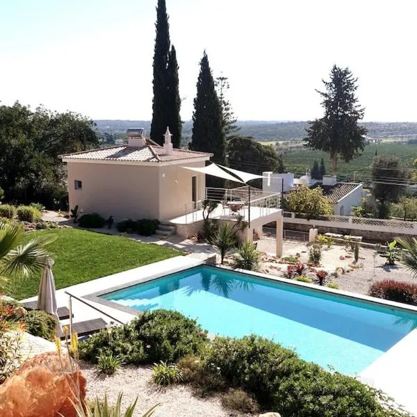 Villa Girassol met zwembad, hotell i Alcantarilha