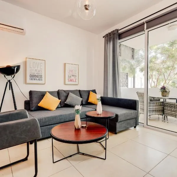 SunnyVillas: 2BR Mythical Apt*Swimming Pool*AK04, hotel i Paralimni