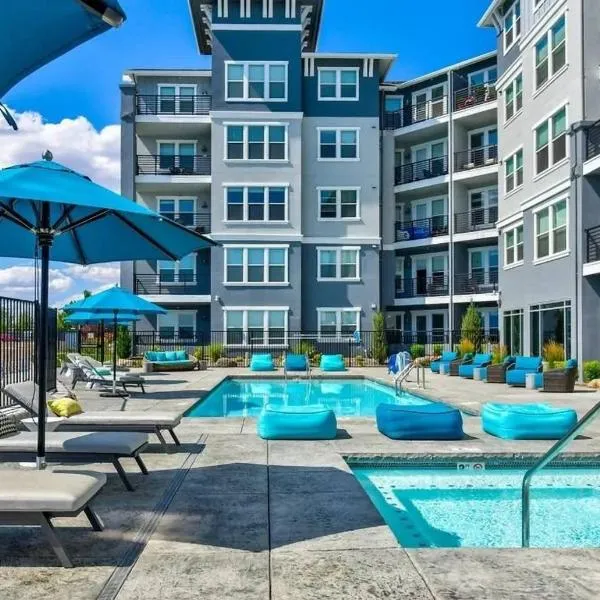 Designer Apt with Jacuzzi, Pool & Mountain Views, hotel v destinaci Sparks