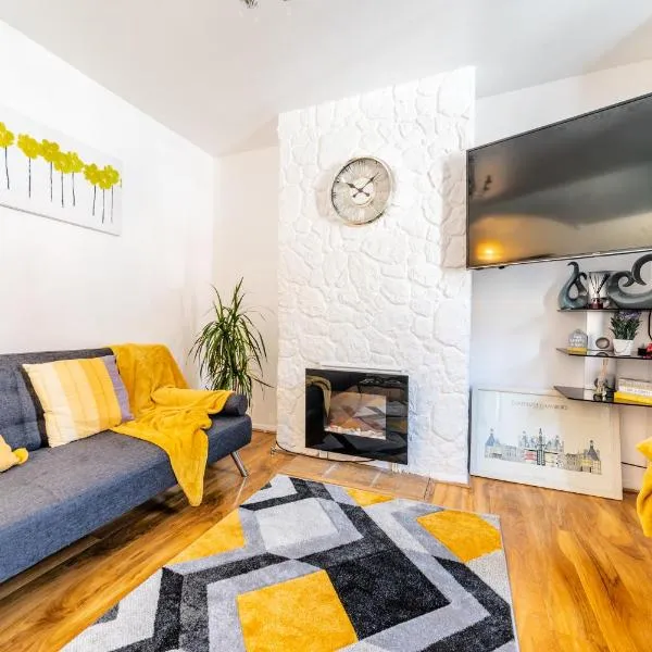Stylish 3-bed Terraced House with Wi-Fi, hotel in Chatham