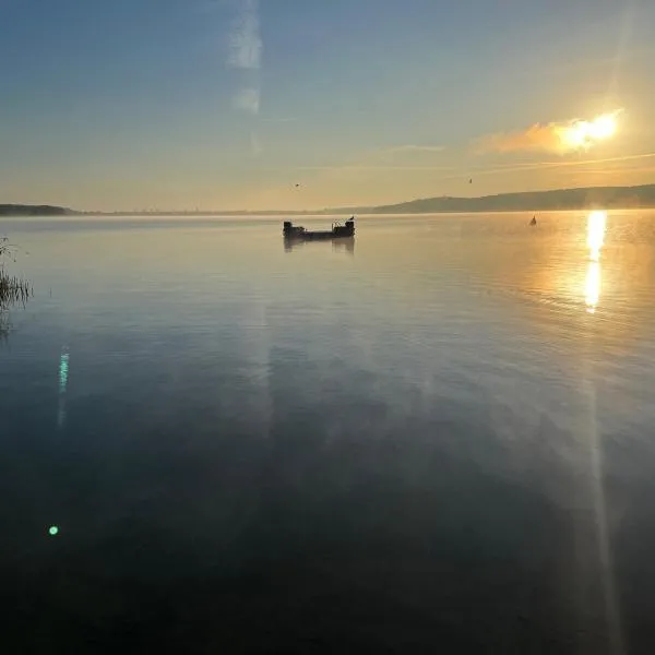 FeWo mit 3 SZ, direkte Innenstadtlage, Südterrasse, Parkplatz auf dem eigenem Privatgrundstück, 2x E-Bike und E-Autoladesäule inklusive, Konzertkirche, Schauspielhaus, FH, Jahnsportforum sowie der Tollensesee sind fußläufig in ein paar Minuten erreichbar, hotel en Neubrandenburg