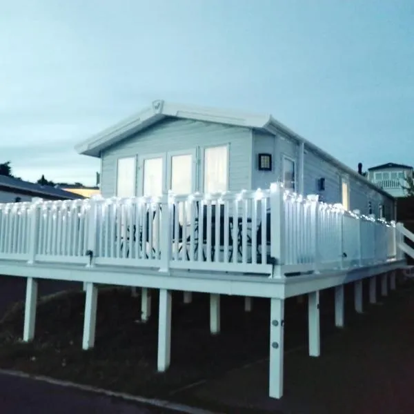 A spacious and beautifully presented 2 bedroom holiday home, hotel v destinaci Bembridge