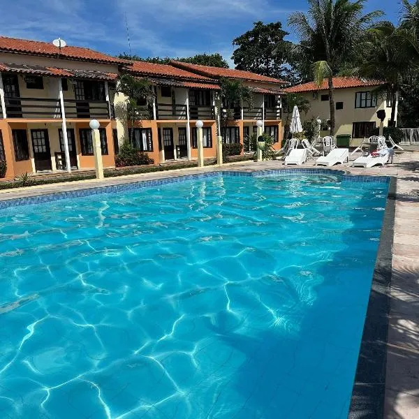 Casas com 2 suítes (ambas com ar split) e internet privativa 300MBPS, no Residencial Village do Bosque, condomínio com quiosques com churrasqueiras , piscina, sauna portaria 24hrs, a aproximadamente 200m da praia de Taperapuã Axé Moi, hotel v destinaci Porto Seguro