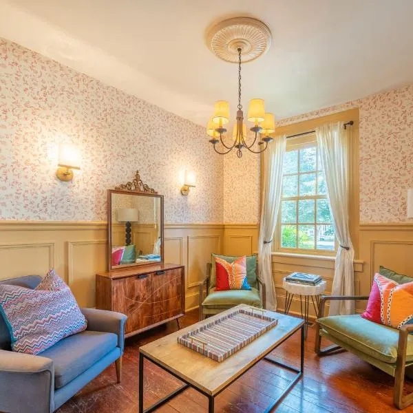 The Walton House - historic 3bd 2 5ba with parking, ξενοδοχείο σε Kennett Square