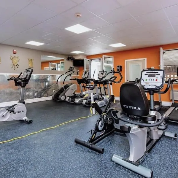 2BR Suite at The Grand Castle Pool Gym & Parking, hotel in Grandville