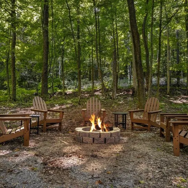 Modern decor, Hot Tub, Fire Pit, Grill, & Games, hotel in Berkeley Springs