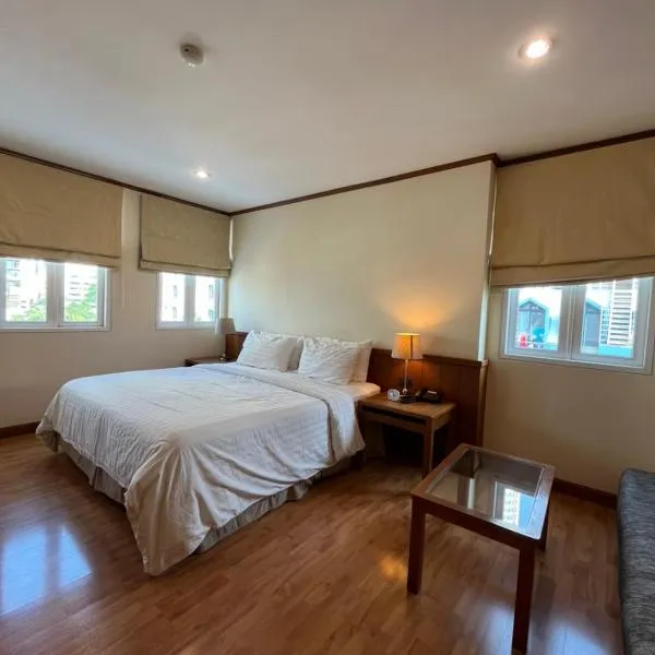 Jhouse Thonglor, hotel di Khlong Toei