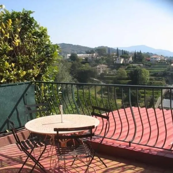 Maison traditionnelle sur les collines Niçoises、ニースのホテル