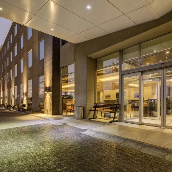 LQ ホテル バイ ラ キンタ サンティアゴ アエロプエルト（La Quinta by Wyndham Santiago Aeropuerto）、サンティアゴのホテル