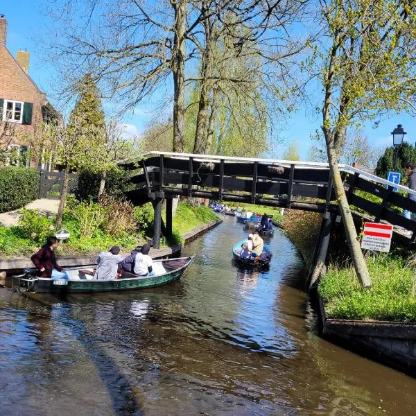 B&B Villa Giethoorn - canalview, privacy & parking, hotel sa Giethoorn