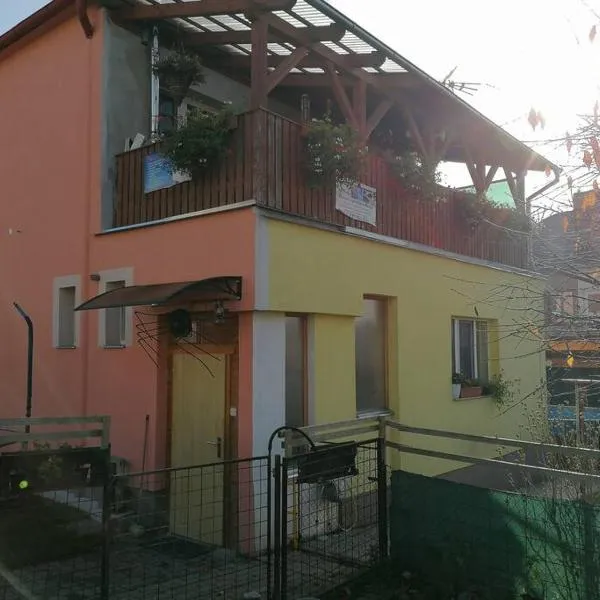 Rodinný půldomek s vybavením a bazenem, hotel ve Zruči nad Sázavou
