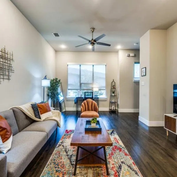 CozySuites Uptown 3BR King Beds Skyline View, hotel v destinaci Dallas