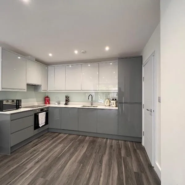 Star London Finchley Lane 3-Bed Residence with Garden، فندق في هيندون