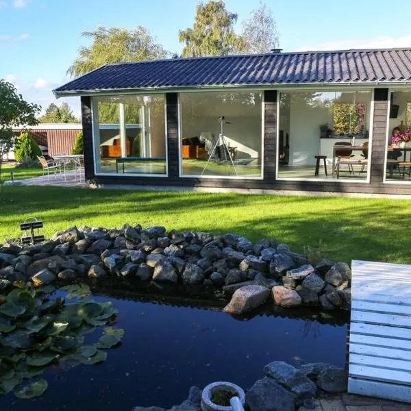 Bright summer house close to the beach and water, hotel v destinaci Holbaek