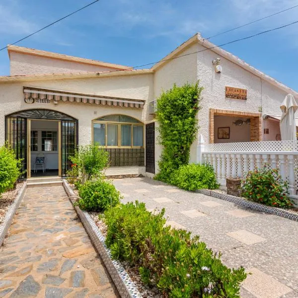 Beautiful house with sea views and private pool, hotel v destinaci Torrevieja