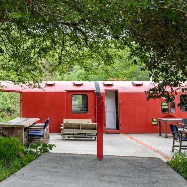 Tiny House Train-Eco stay, hotel a Upper Hutt