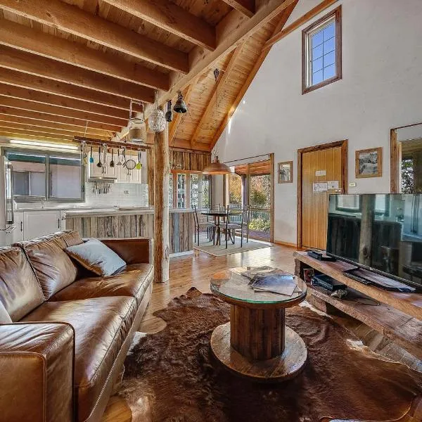 Aarlaur 2 - Charming 2BR Rustic Home l Bath l Fire Pit l WiFi l Air-Con, hotel in Jindabyne