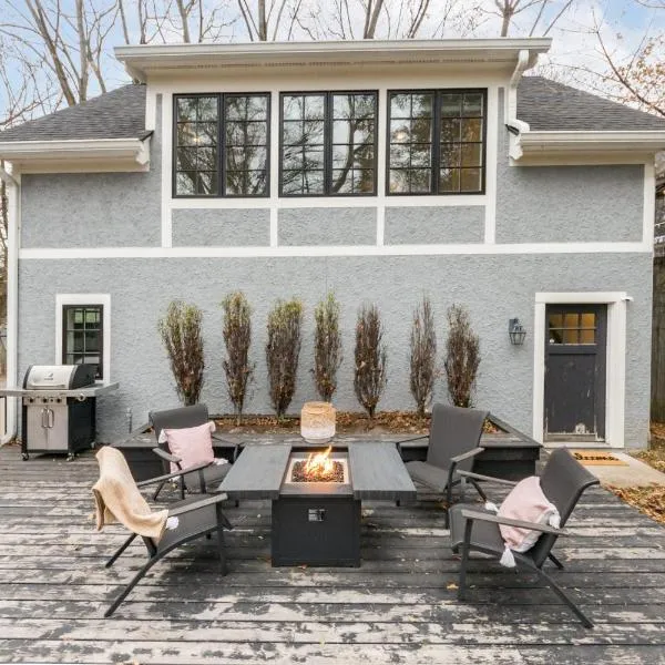 Modern Tudor Style Carriage House - Patio & grill, khách sạn ở Ann Arbor