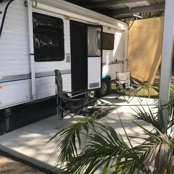 Gympie Luxury Caravan with ensuite bathroom, hotel v destinaci Tamaree