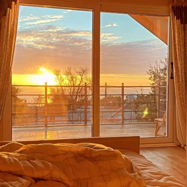 Attic View, hotel a Loutsa