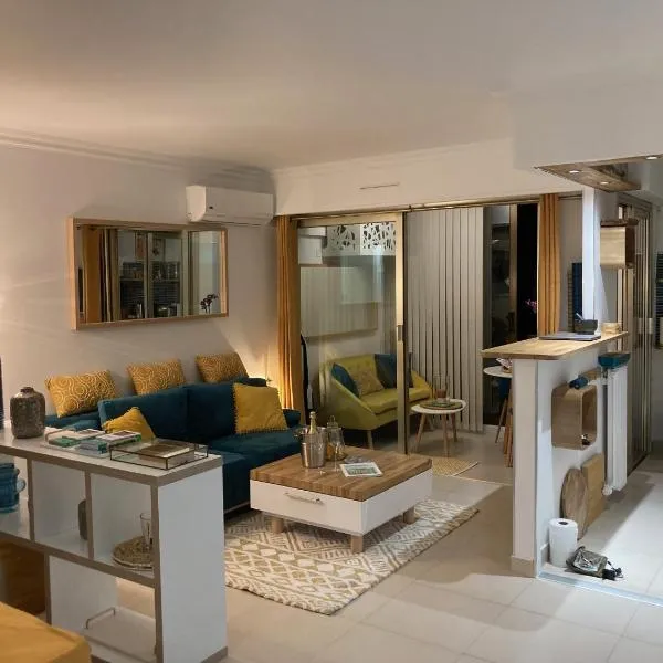 Appartement de standing Le Velvet Bay climatisé en bord de mer, hotel v destinaci Antibes