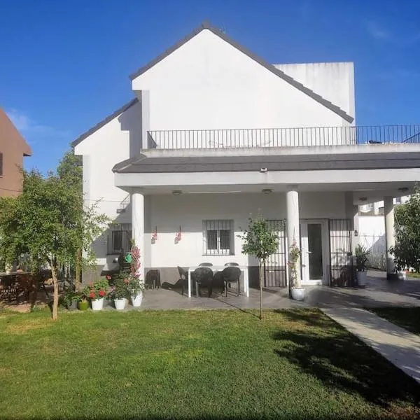 Chalet con piscina, hotel en San Fernando