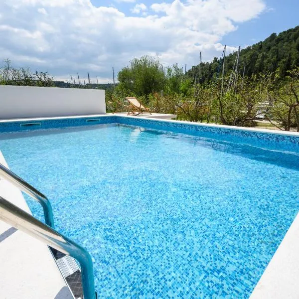 Mila and Jurija Formenti 2 apartments in heart of nautic marina, with heated swimming pool, bikes, Sup, kajak, hotel v destinaci Skradin