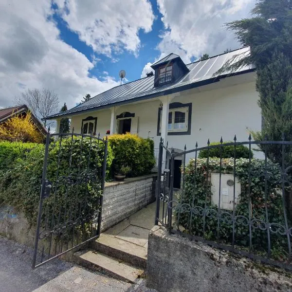 Villa Amalia, centrum Banska Stiavnica, parkovanie pre 2 auta, velka zahrada s krbom, cela Villa Amalia pre 16 osob alebo samostatne nezavisle prve podlazie Villa AMA pre 8 osob alebo samostatne nezavisle podkrovie Villa LIA pre 8 osob,prístup cez PIN-kód, hotel di Banská Štiavnica