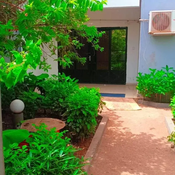 Le TOUNKARANKE residence FASSO KANU- villa- 4 chambres installations solaires, hotel in Bamako