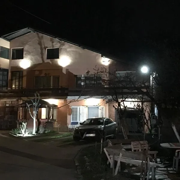 Prenociste Chardak, hotel en Donji Ljenobud