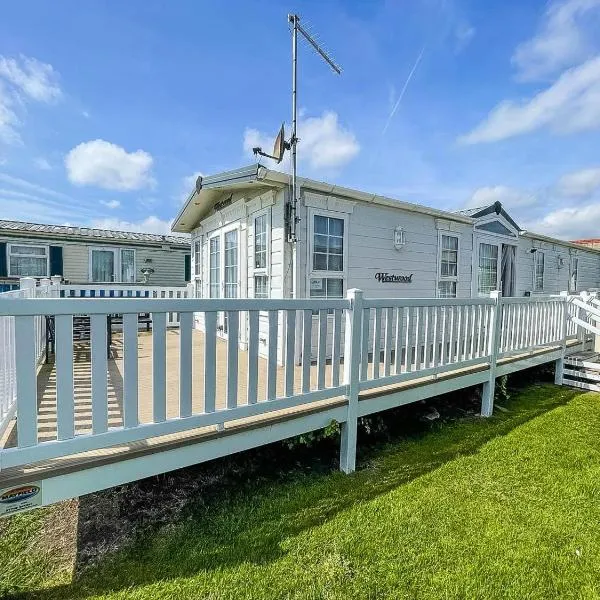 Lovely Caravan With Large Decking At Naze Marine Holiday Park Ref 17306br, hotel sa Walton-on-the-Naze