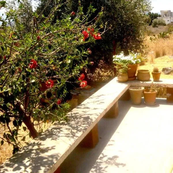 Sunny house 2 minutes from the sea!, hotel in Agios Nikolaos