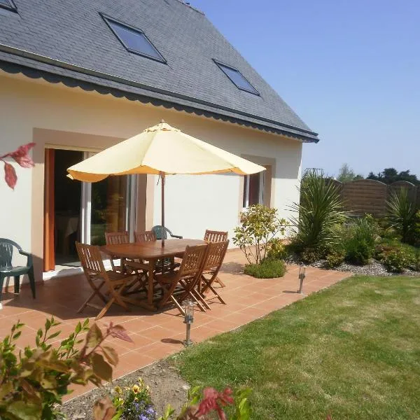 Gite bord de mer jacuzzi, hotel in Plougrescant
