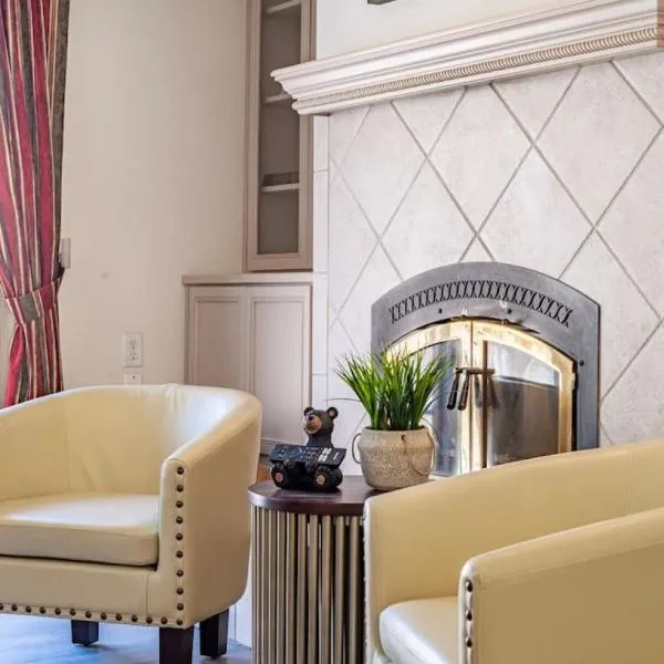 Manic Mountain Forest Cabin 3 miles from Bass Lake, hotel em Oakhurst