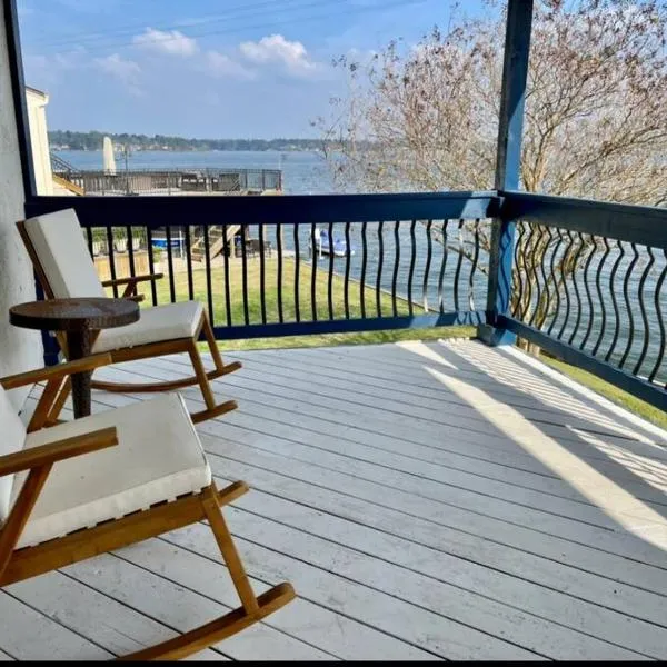 Linda's Lake House Waterfront Home on Lake Conroe, hotel v destinaci Montgomery