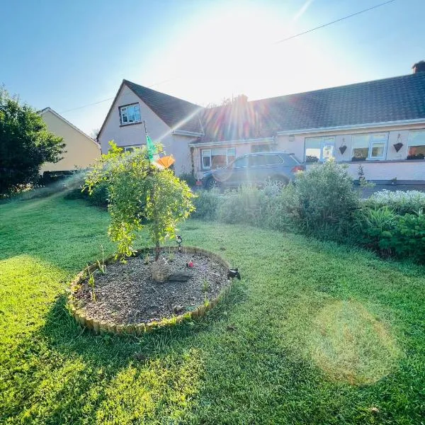 Pinebrook House En-suite double bed 10 minutes walk from town – hotel w mieście Kilcar