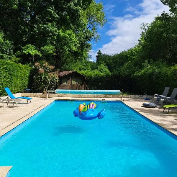 Le Moulin Etourneau - 3 gîtes avec 2 piscines, hotel in Brie-sous-Archiac