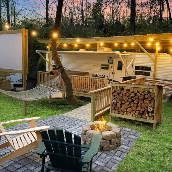 Ramblin Rose Camper - Theater - Hot-Tub - Fire Pit, hotel a Jonesville