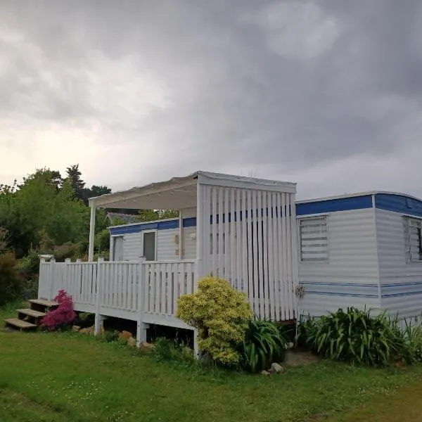 Mobilhome emplacement 2, hotel in Plougrescant